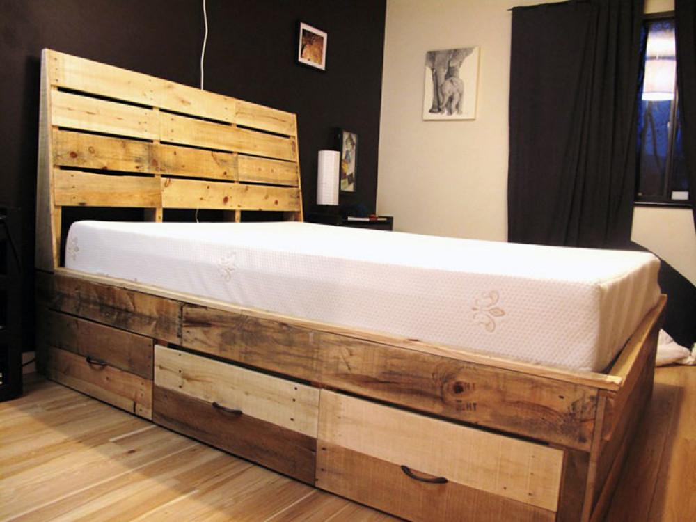 Функционално легло от палети за малки пространства