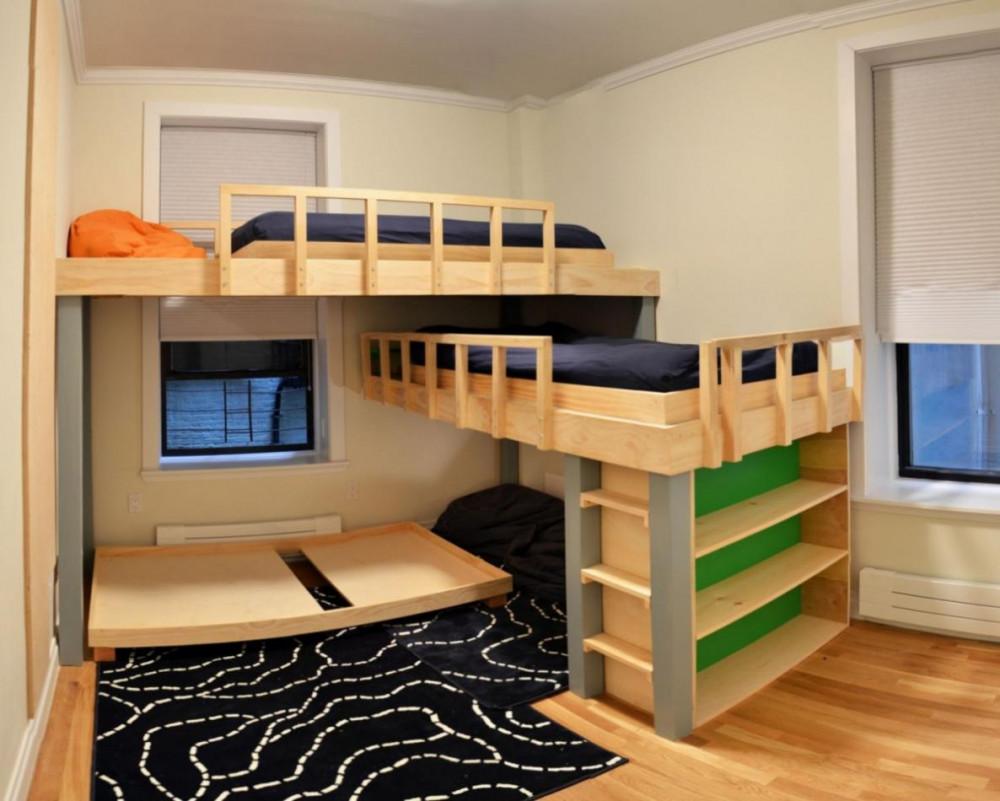 Практични идеи за голямо семейство - триетажно легло, направено от палети