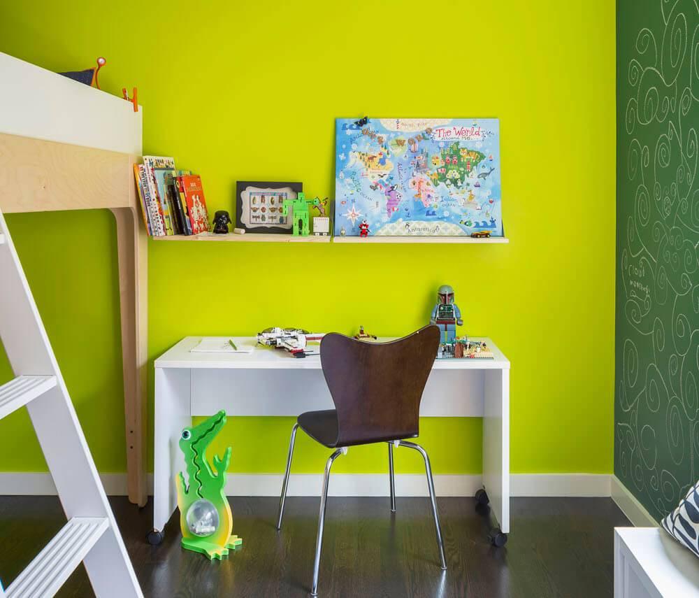 Детска стая, изпълнена с цвят