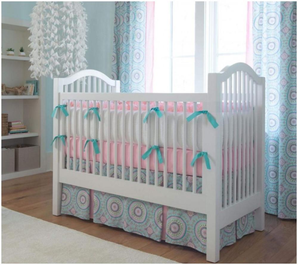 Нежна, стилна и красива визия за бебешкото легло на вашето мъниче!
