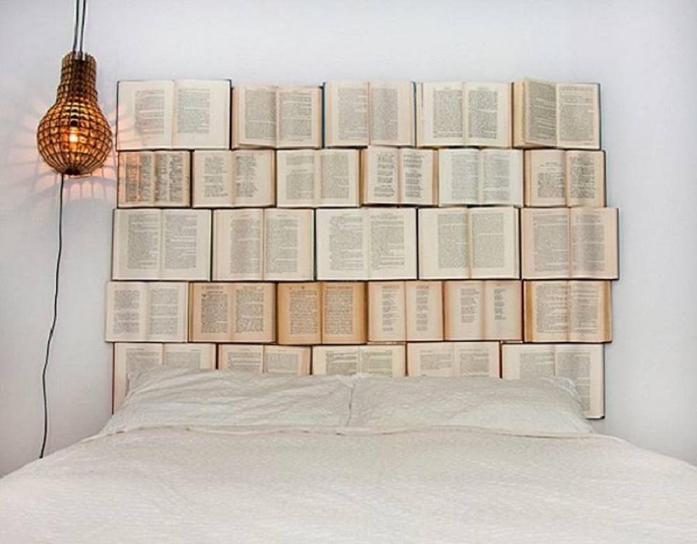 Табло за легло, направено от книги