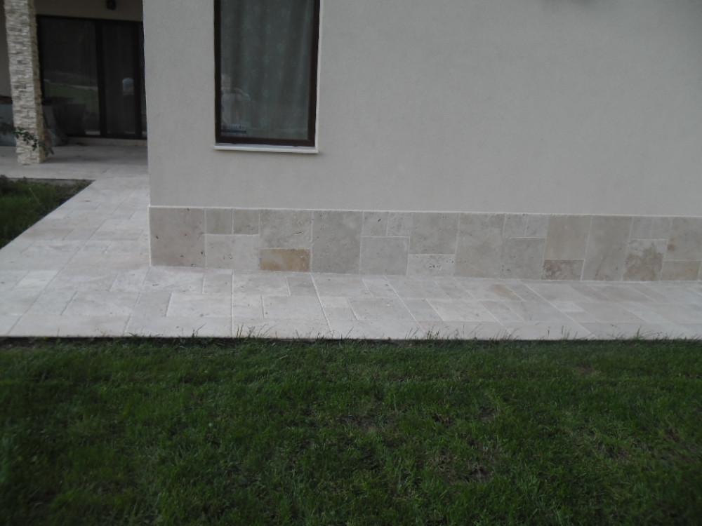 Облицовка с травертин и гнайс