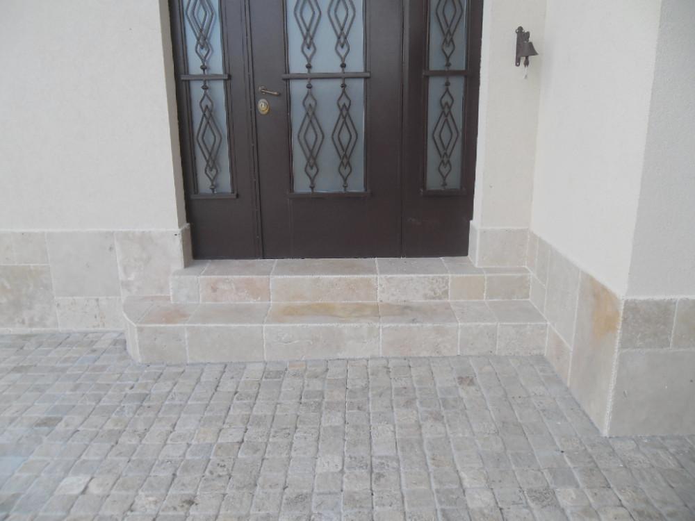 Облицовка с травертин и гнайс