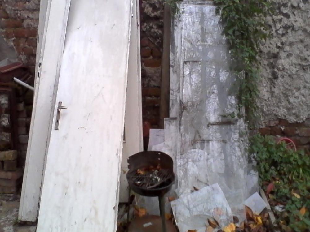 Стари врати и касетки трябва да бъдат извозени от двора и мазето