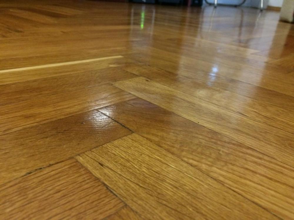 Паркет скърцащ на няколко места