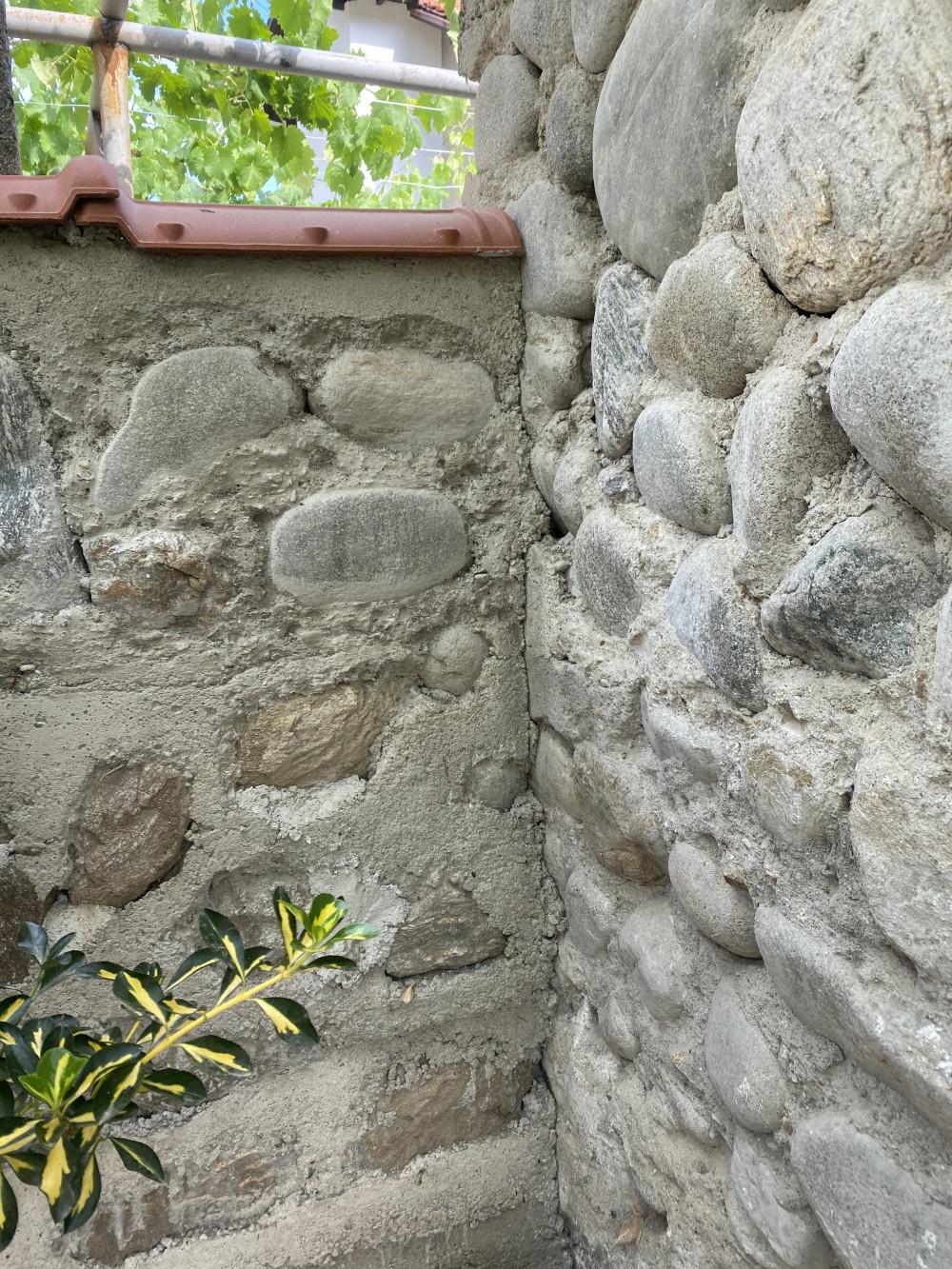 Стена с камък
