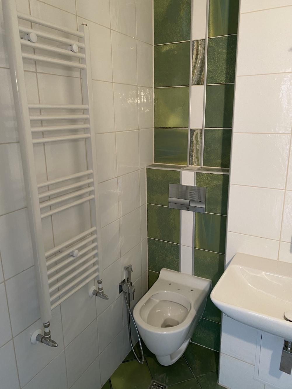 Монтирана лира интимен душ и тоалетна
