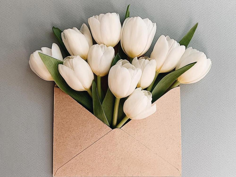 Кошница или пощенски плик с цветя