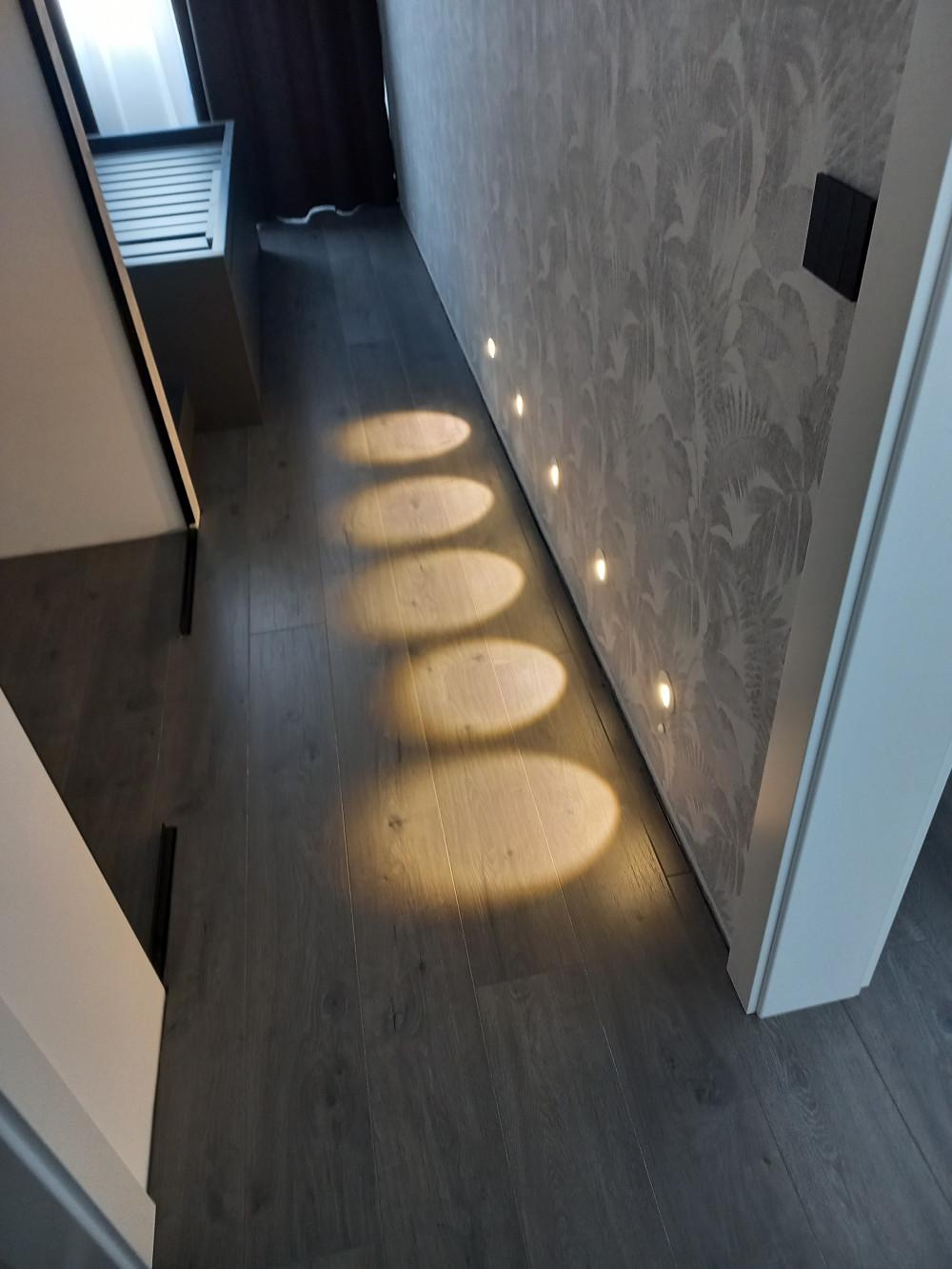 Осветление на коридор със сензор за движение