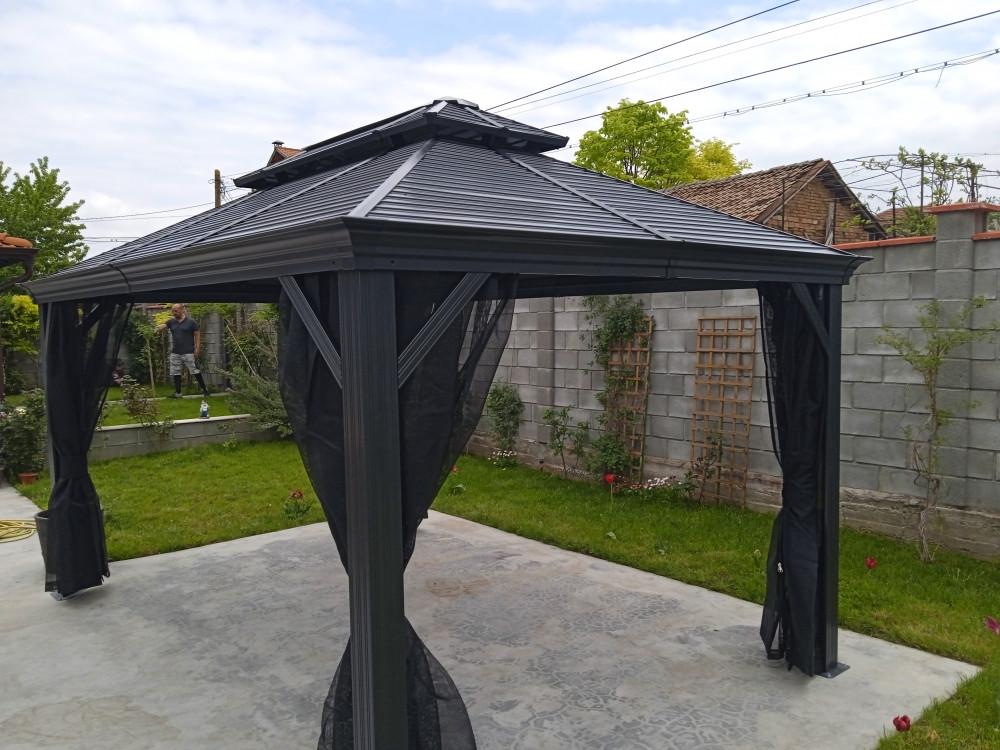 Алуминиева беседка с двоен покрив с поцинкована ламарина,със зимни и летни пердета.