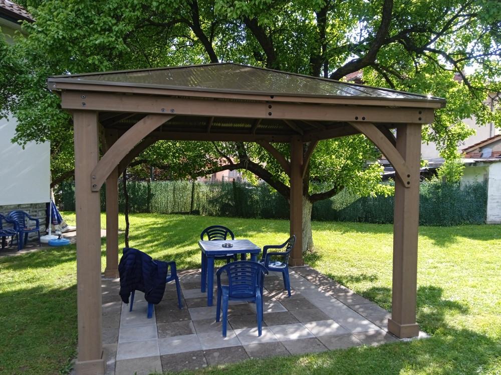 Дървена беседка с алуминиев покрив , изключително здрава с опция за пердета.