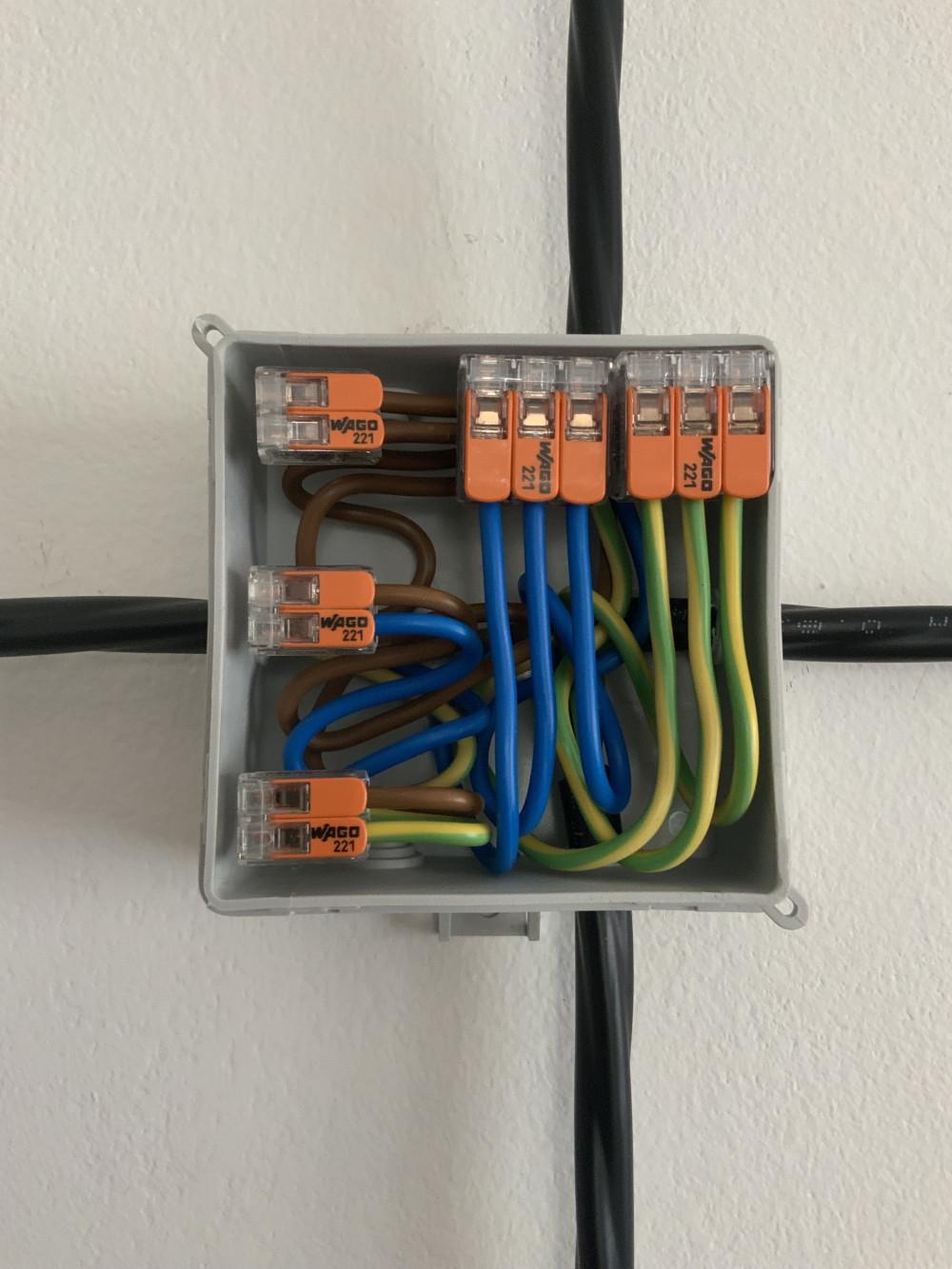 Разклонителна/разпределителна кутия за осветление