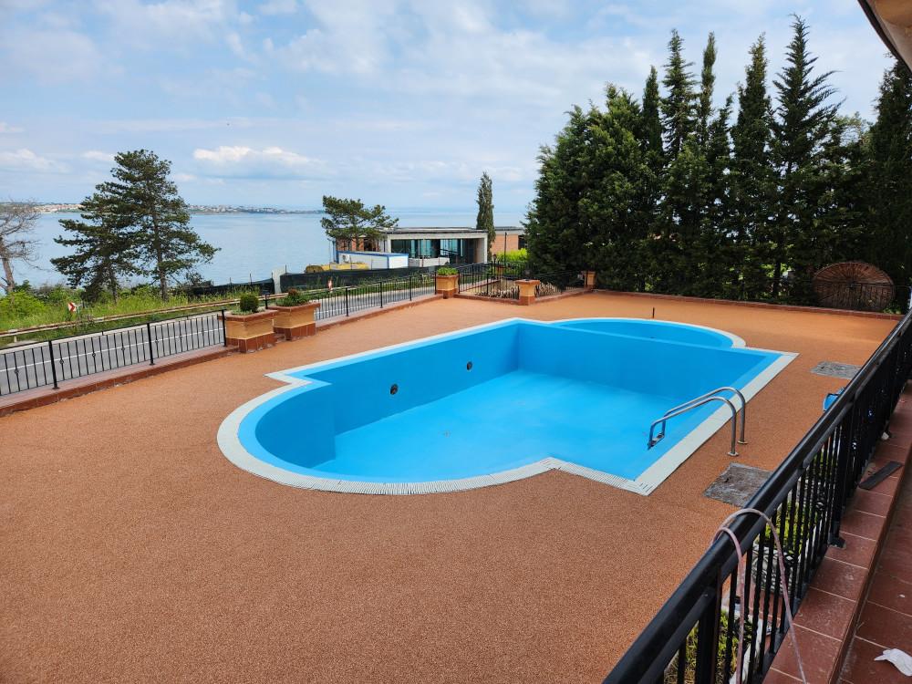 Декоративна настилка около басейн.