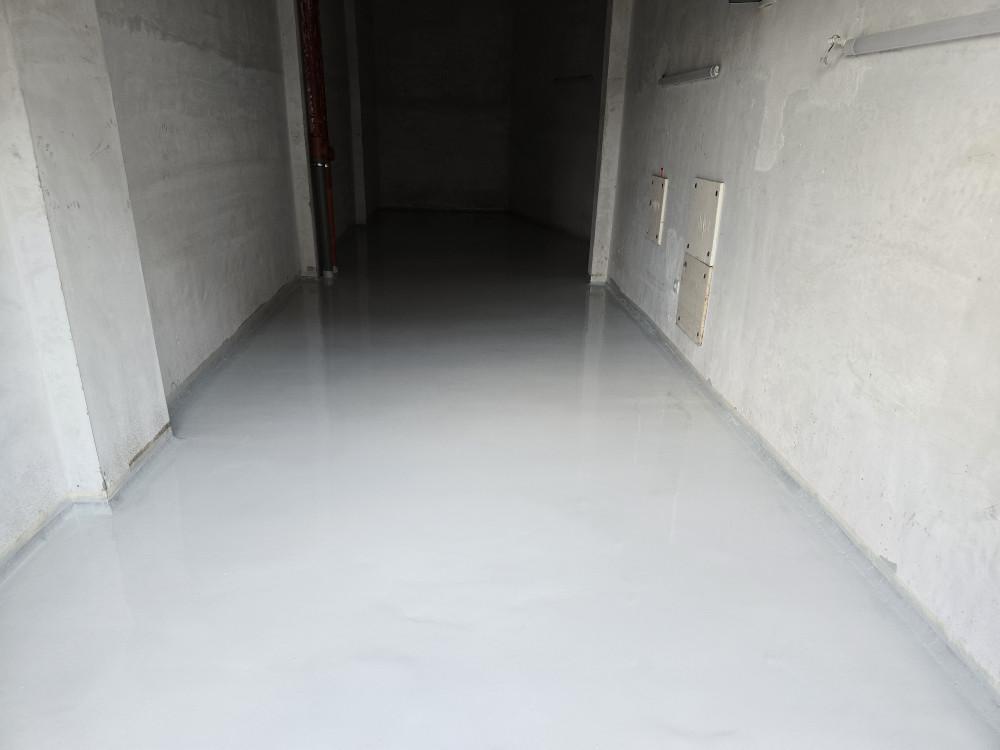 Гаражна високоизносо устойчива настилка от епоксидна смола с направени холкери.