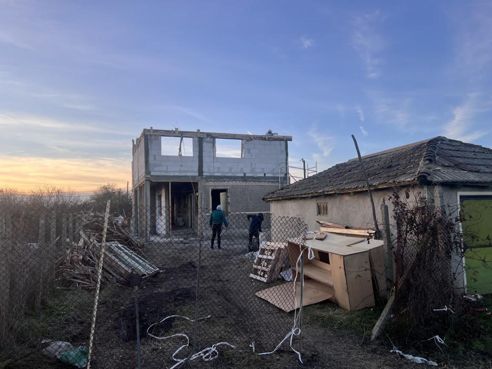 Изграждане на Етаж и Нов Покрив