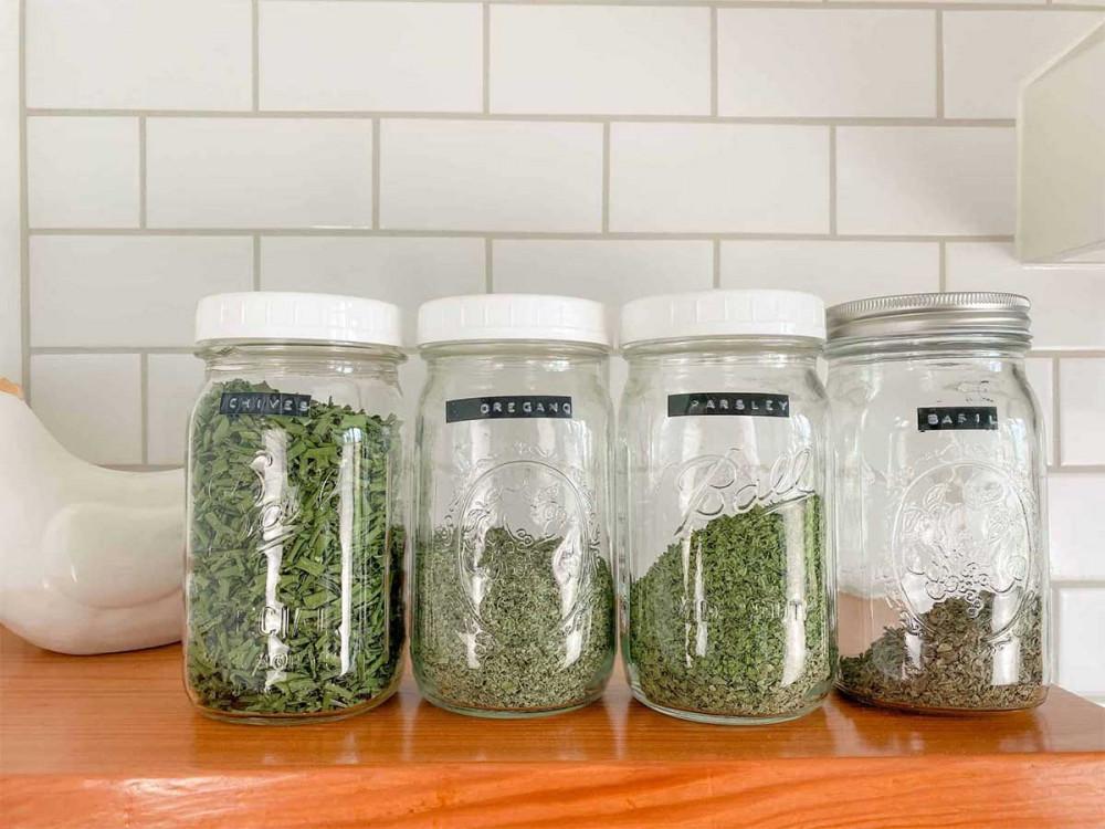 Ежедневните радости на градината в буркани