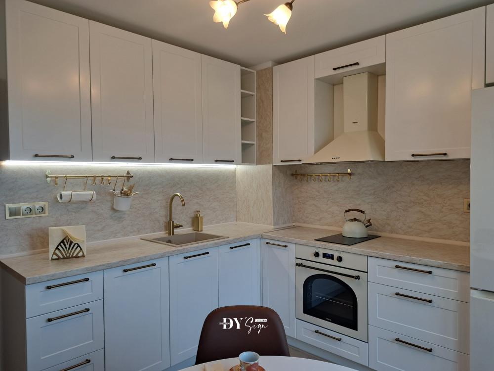 Кухня с LED лента и сензор за близост