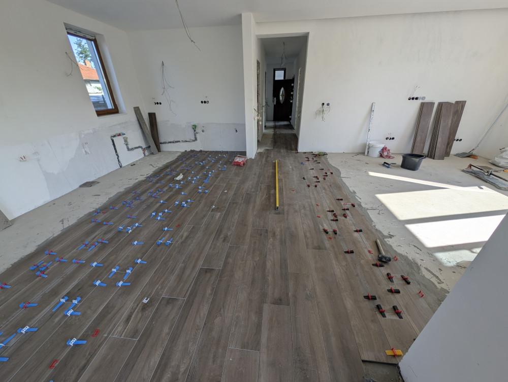 Лепене на плочки в дневна