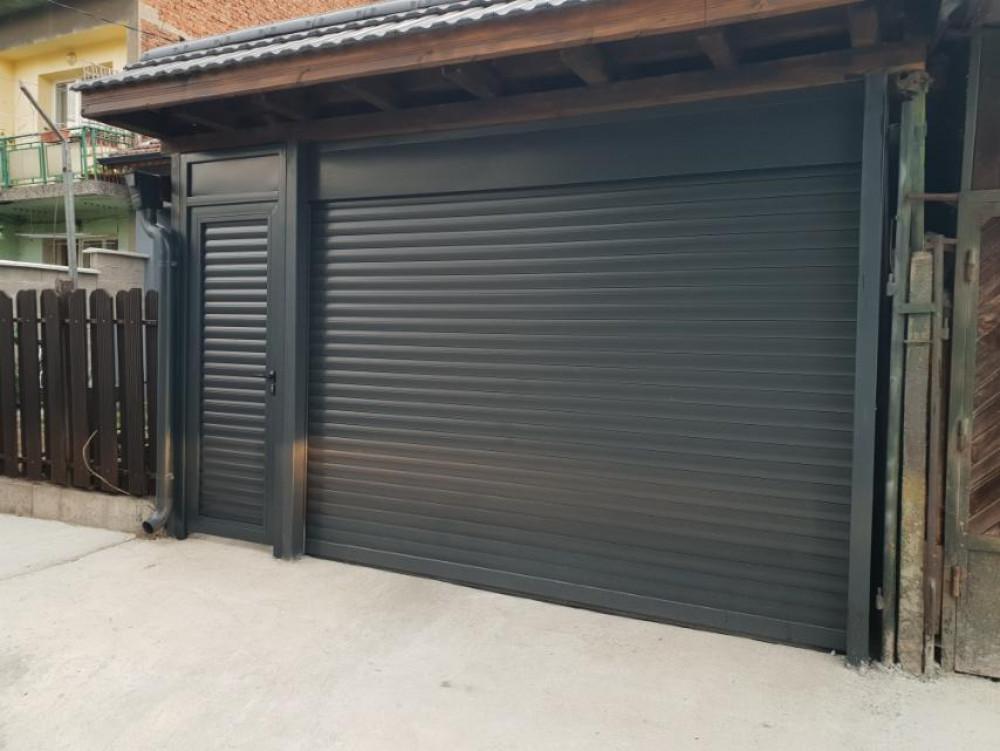 Термоизолирана ролетна врата и пешеходна врата с пълнеж от алуминиеви термо ламели