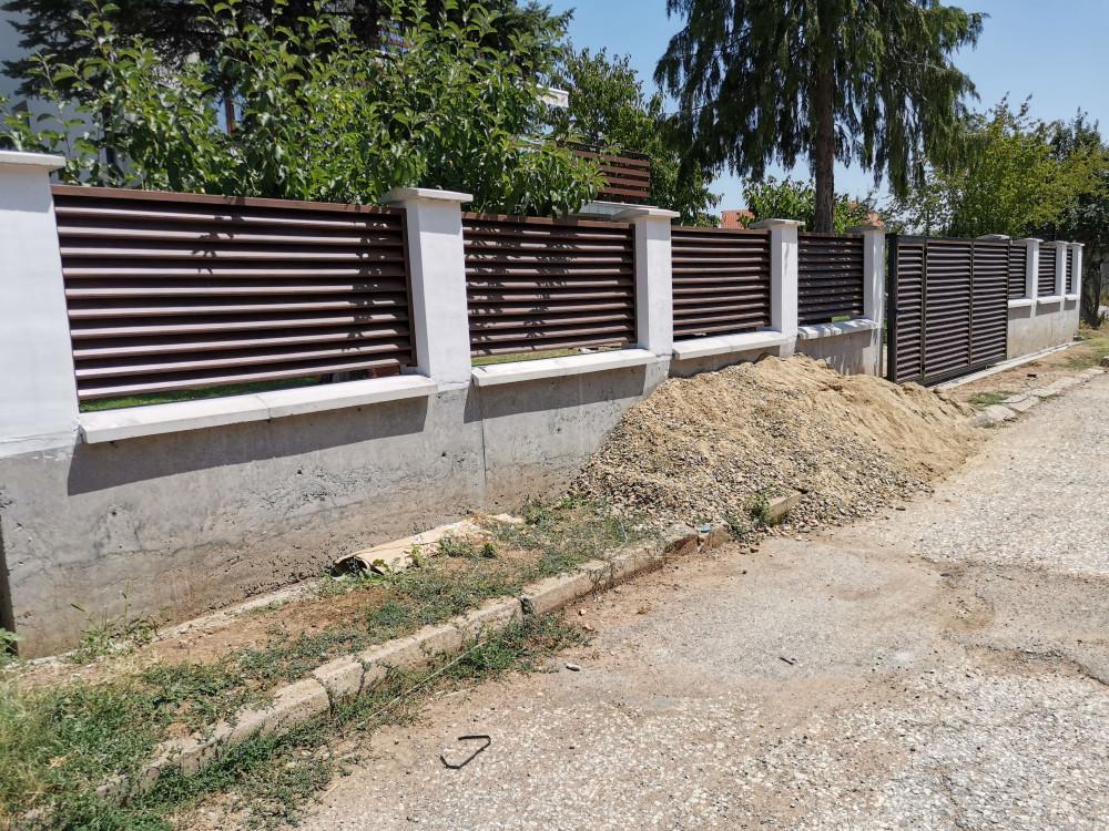 durvesen-cvqt-metalna-ograda-za-dvor-s-lameli