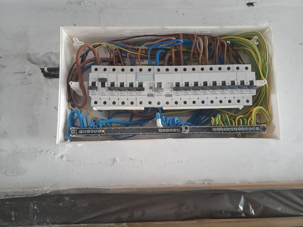 монтаж на ел. табло