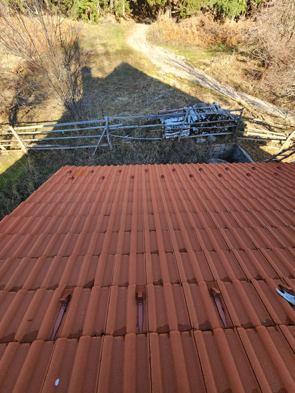 Смяна на счупени керемиди отстранен теч