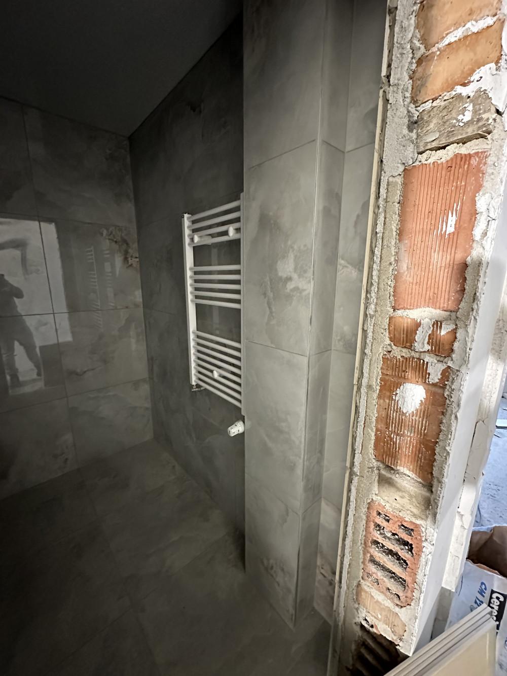 Затворен куфар в баня