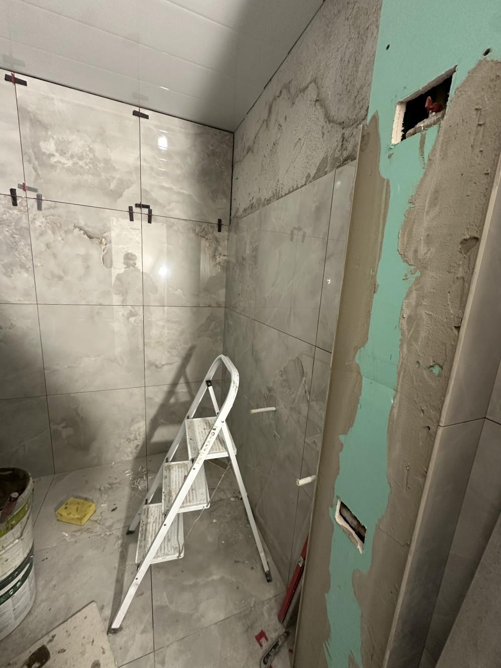 Затваряне на куфар в баня