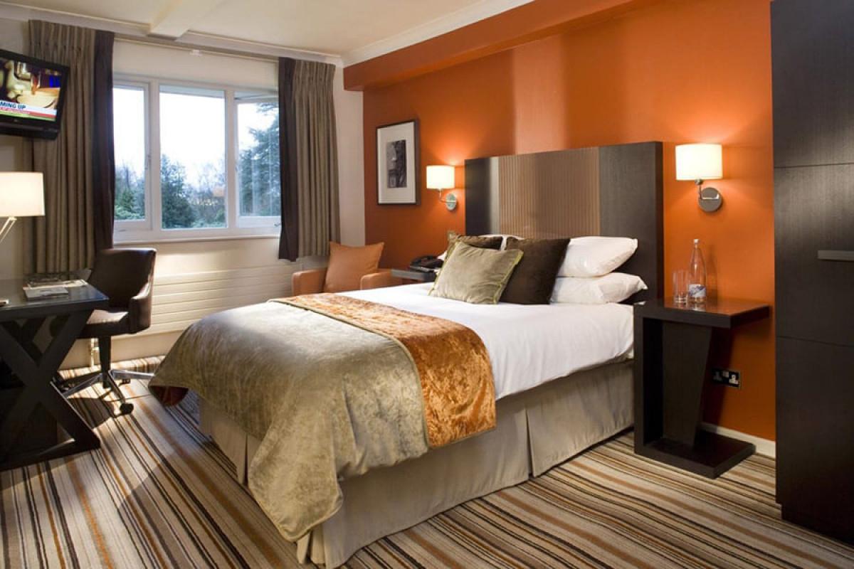 Очарователна спалня с изумителни акценти в оранжево