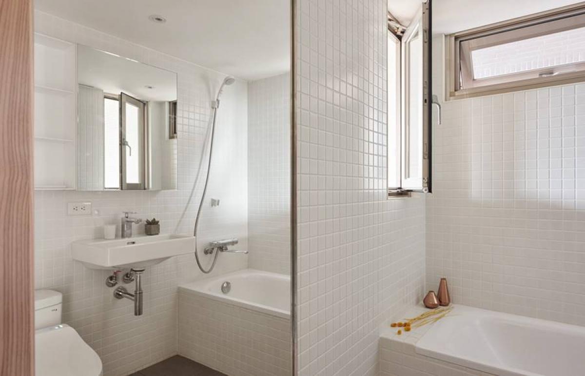 Банята е уютна, бяла и комфортна - какво ли друго бихме очаквали!