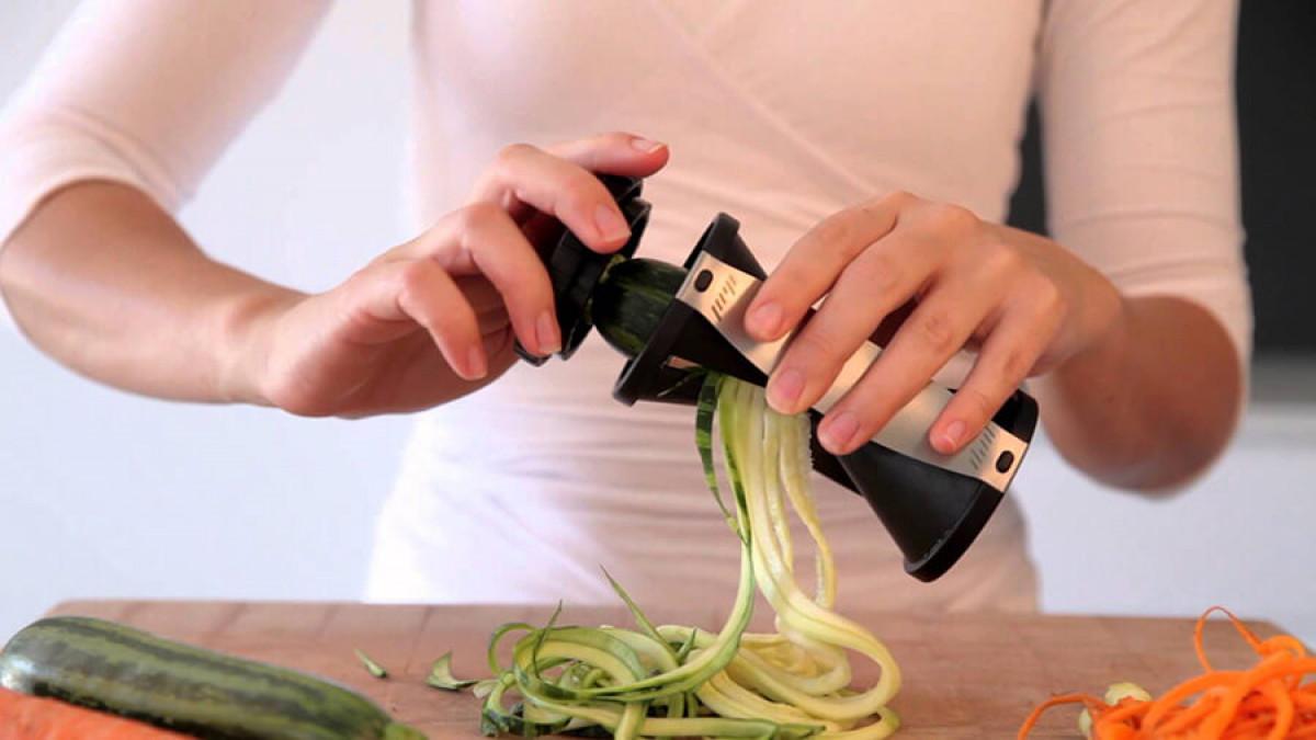 Създайте перфектните зеленчукови спирали с тази модерна резачка