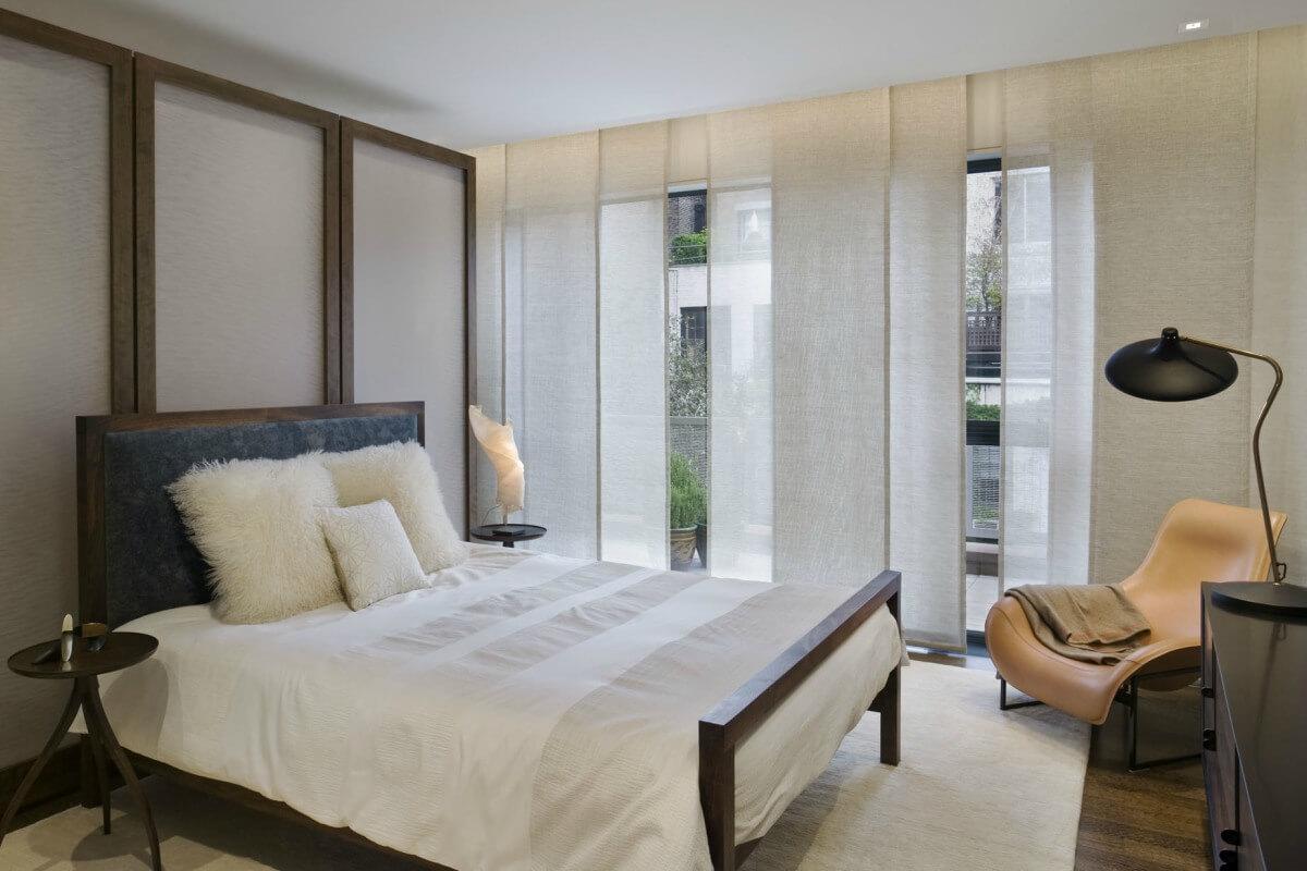 Интересните панелни завеси са идеални за спалня в азиатски стил