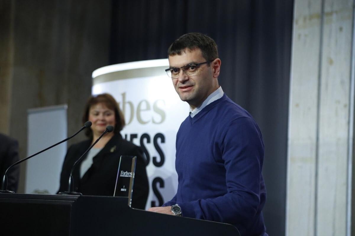 Още една специална награда, този път за "Служител на годината"