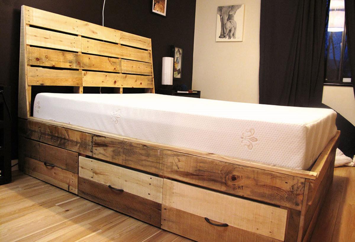 Леглото от стари палети притежава невероятни възможности за съхранение