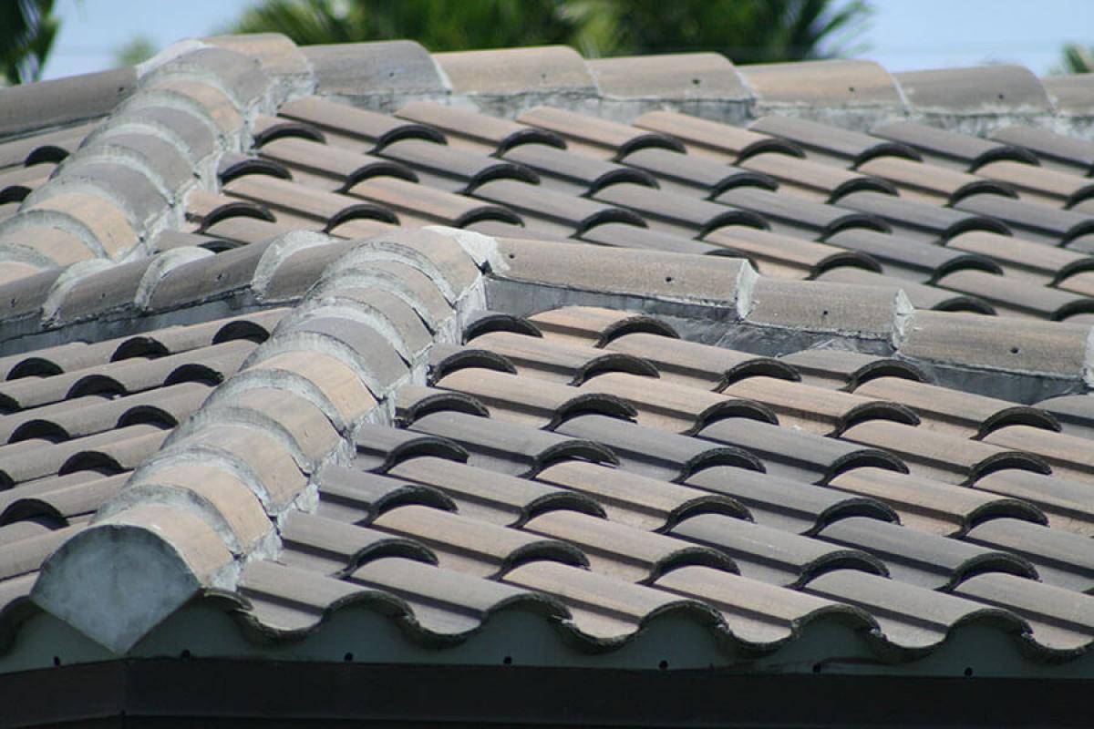 Плюсове и минуси на видовете керемиди за устойчив скатен покрив