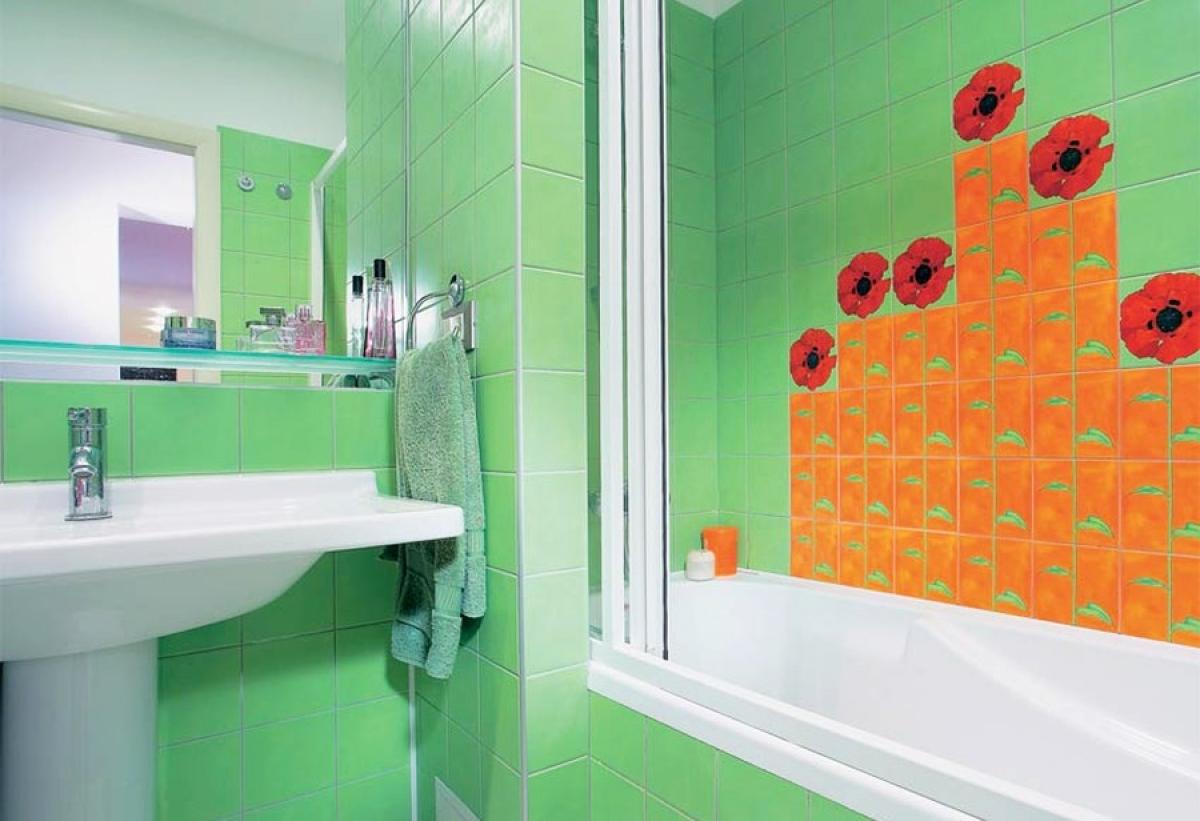 Как перекрасить плитку в ванне. Крашеная плитка в ванной. Яркая ванная комната. Яркая плитка для ванной. Цветовые решения для ванной.