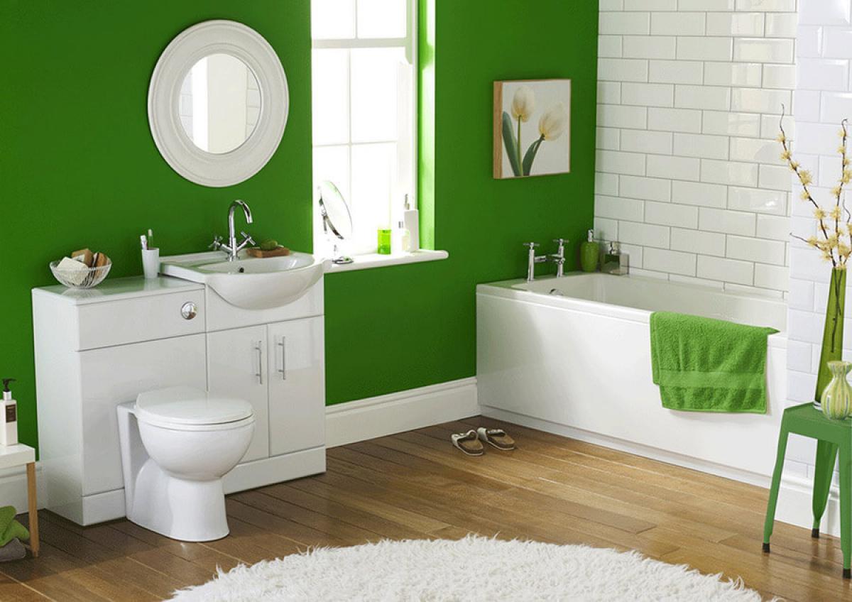 Заложете на зелено по стените и дърво на пода в банята