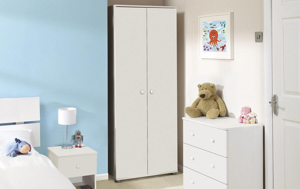 Белите мебели ще направят малката детска стая по-светла и приветлива