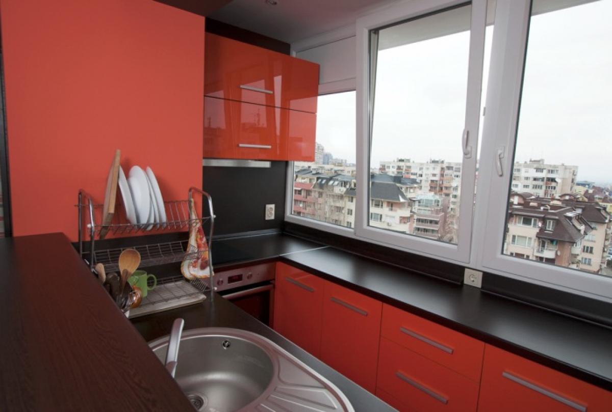 Дизайн балкона кухни фото. Кухня на балконе. Кухонный гарнитур на лоджии. Кухня на маленьком балконе. Кухня на лоджии в квартире.