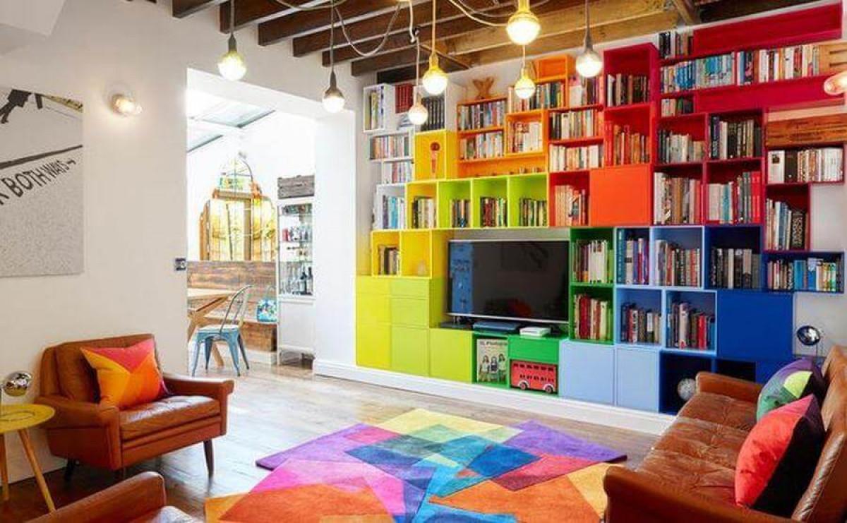 Очарователната цветна библиотека в дневната