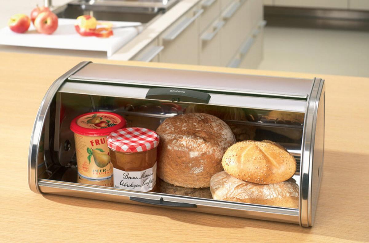 Класическа идея за модерна кухня - металната кутия за хляб