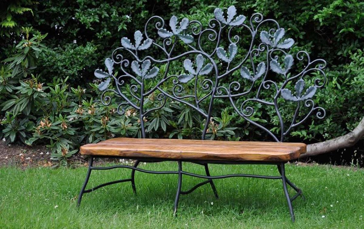 Дървените градински пейки с метална основа са изключително устойчиви