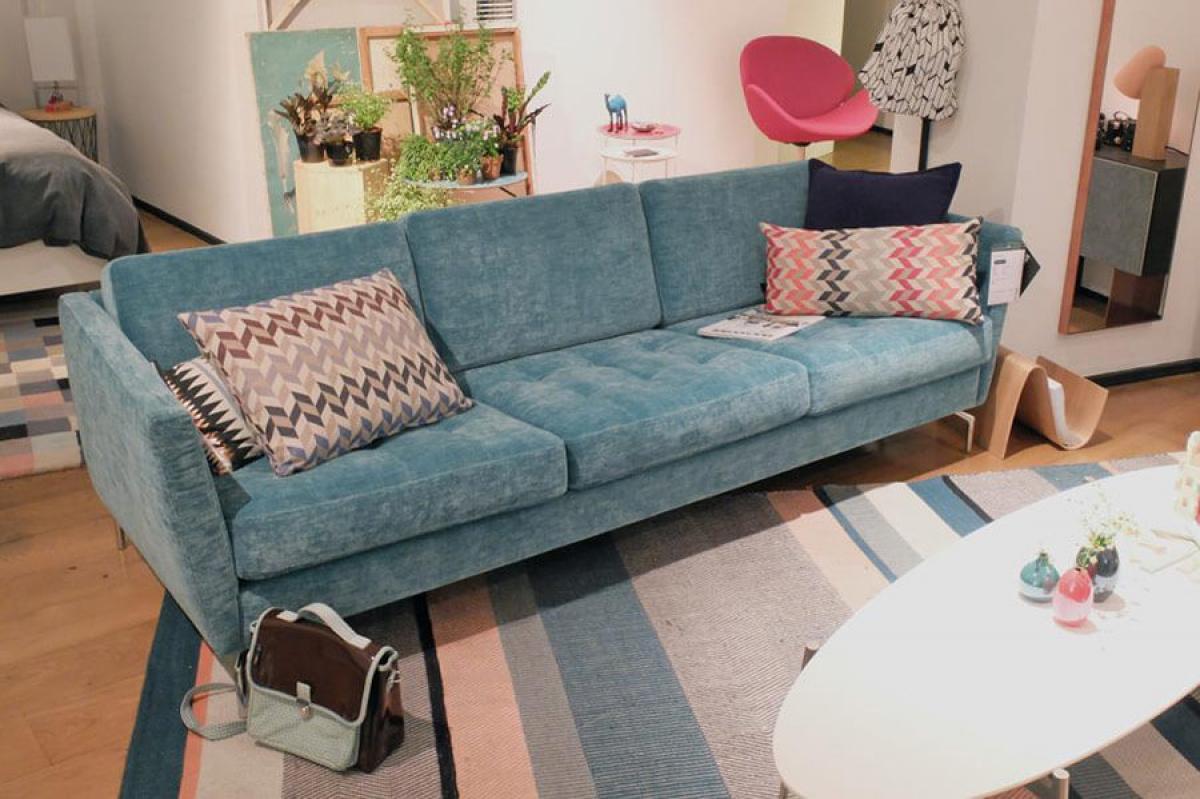 Претапицирайте стария диван в хола