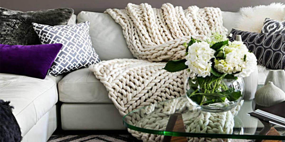Топлото одеяло и меки възглавнички са перфектно допълнение в декора