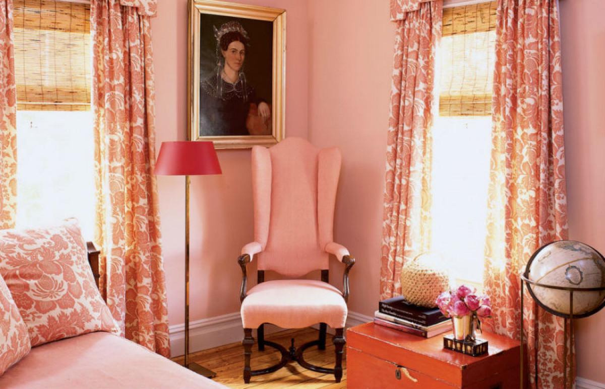Какие шторы розовым обоям. Шторы к розовым стенам. Персиковые обои в интерьере. Комната в персиковых тонах. Шторы персикового цвета в интерьере.