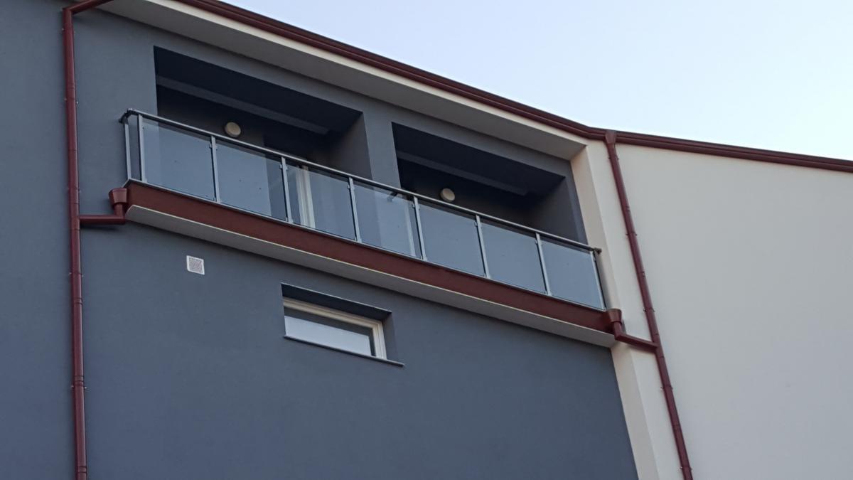 Балконски парапет с квадратен профил и стъкло