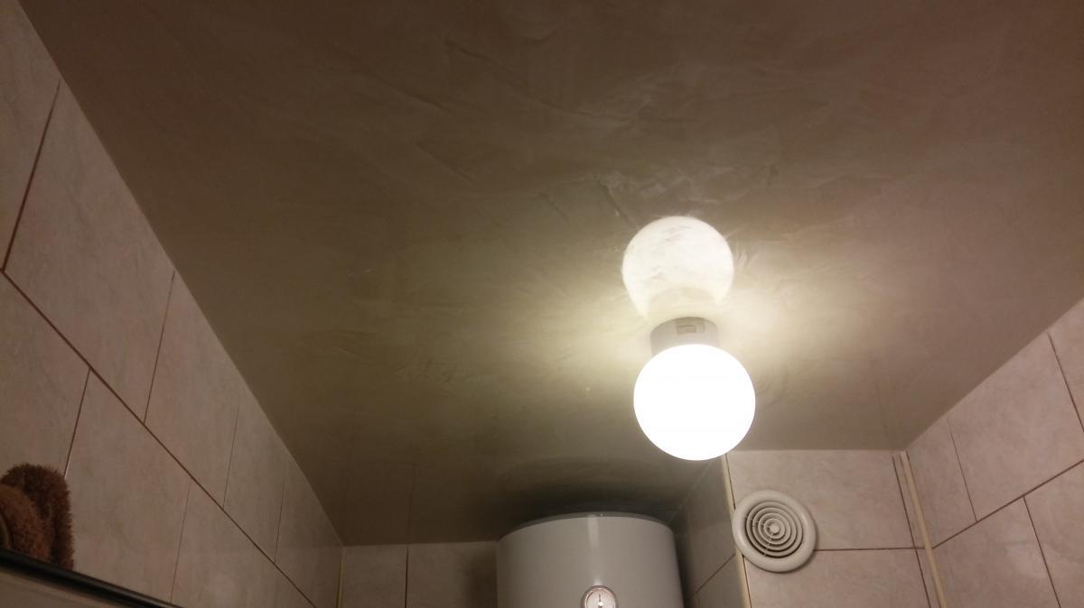 Таван във баня със декоративна мазилка "стуко венициано"