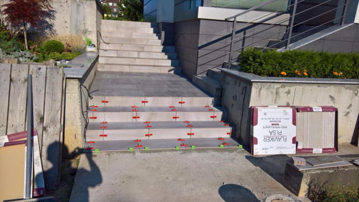 Стълби и площадка в двор на къща