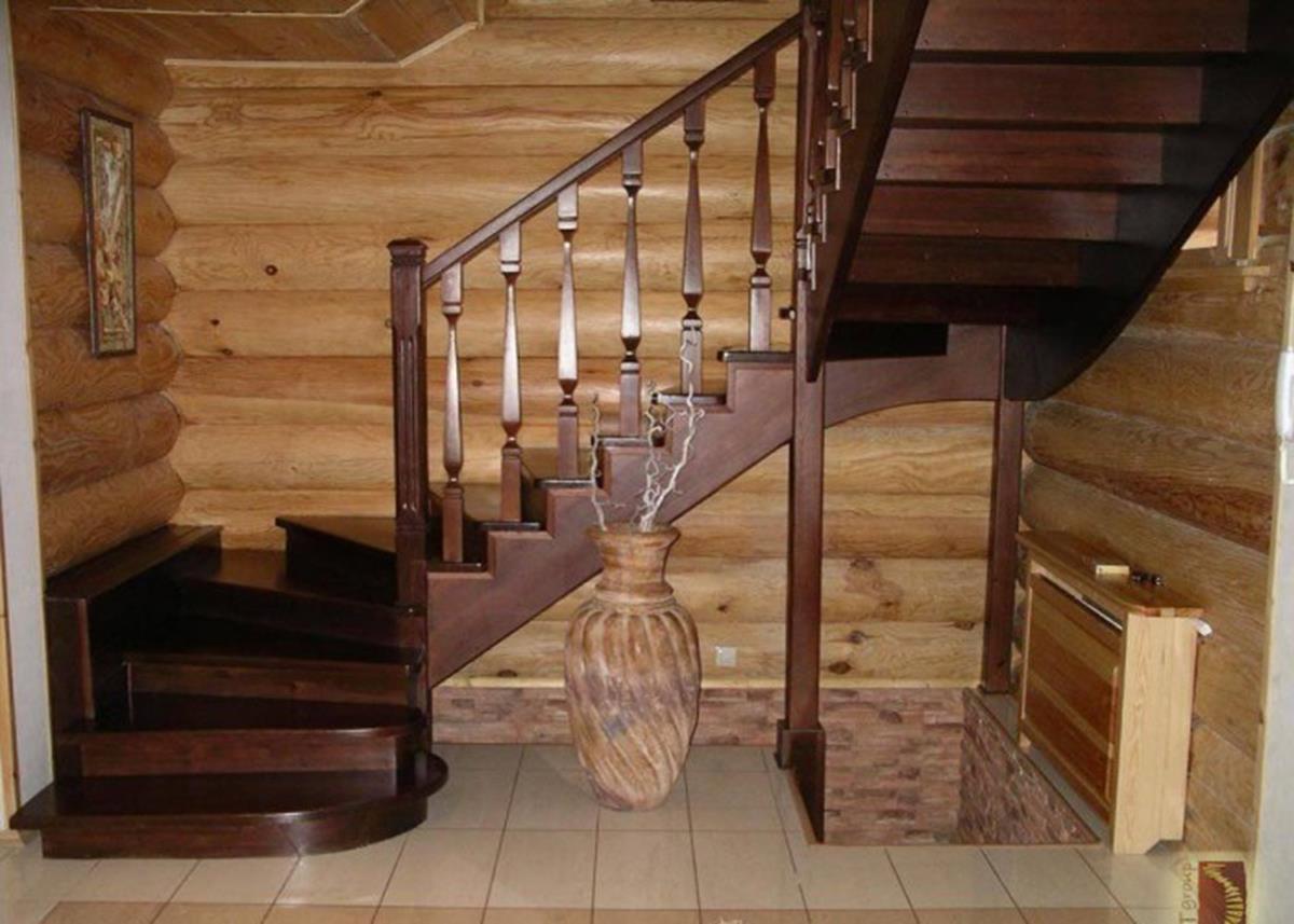 Найти лестницу на второй этаж. Лестница деревянная на второй этаж. Деревянные лестницы в частном доме. Деревянная лестница в деревянном доме. Лестница в деревянном доме на второй этаж.