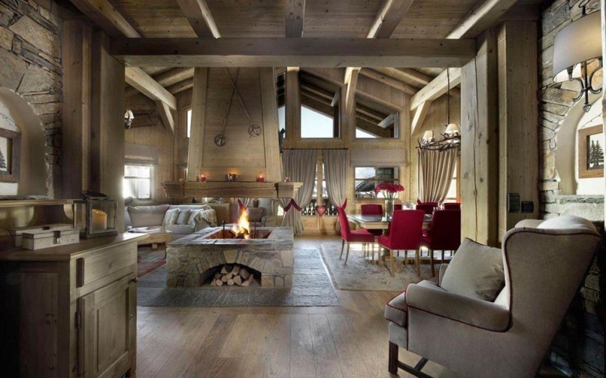 Дървените, красиви и масивни мебели в дневната носят спокойствие и уют